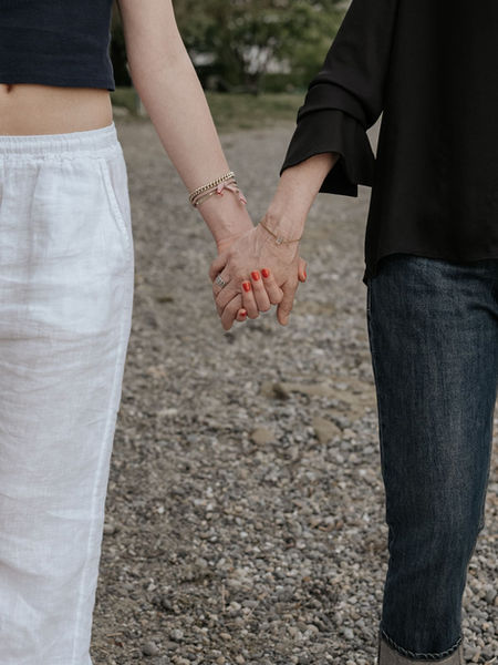 Mutter und Tochter Hand in Hand