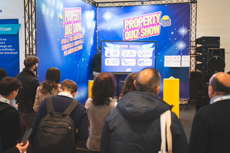 Panoramica stand con televisione e allestimento fiera gioco ThinkBey