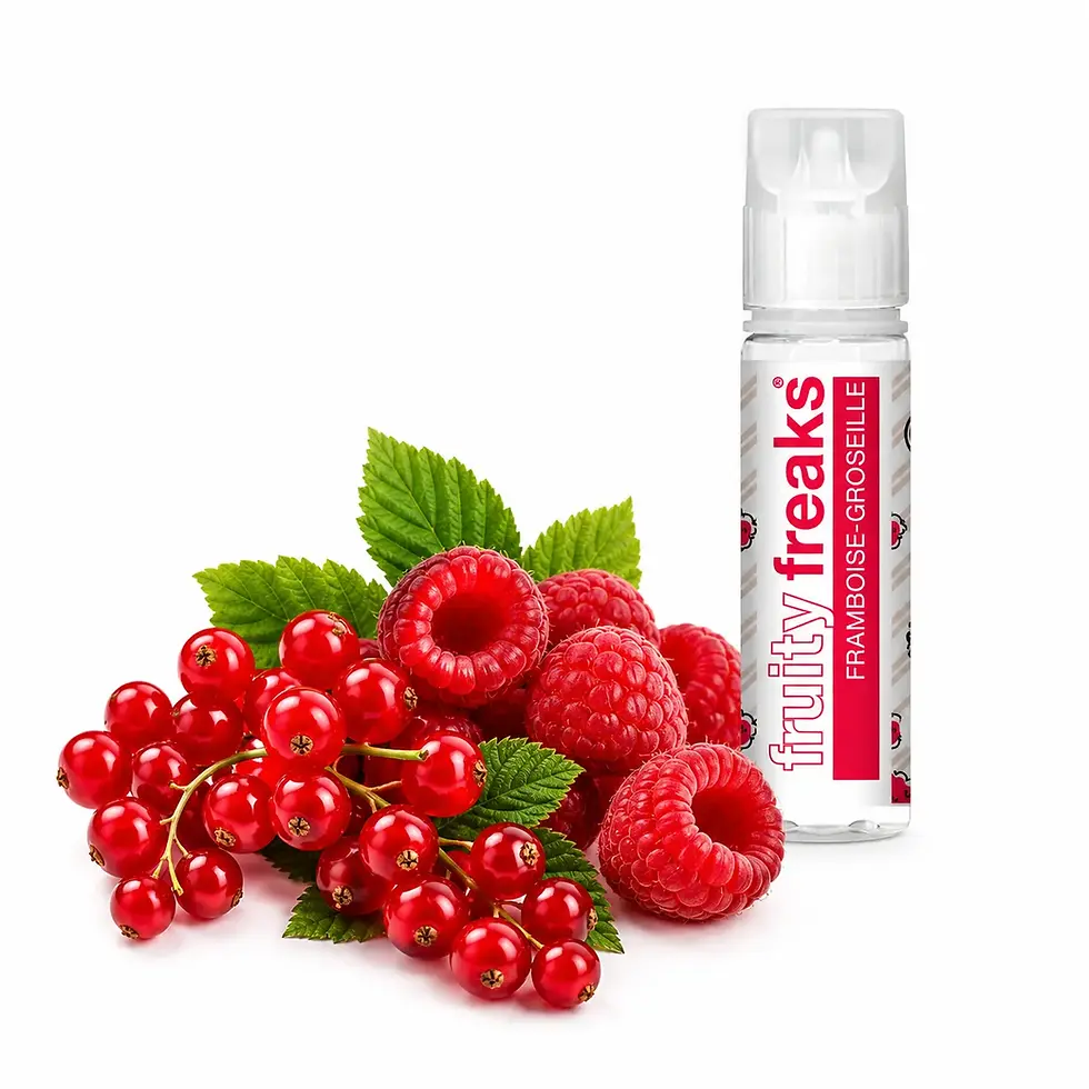 E-liquide Framboise-Groseille 50ml posé sur une nappe de pique-nique au milieu de fruits rouges frais dans un décor de campag