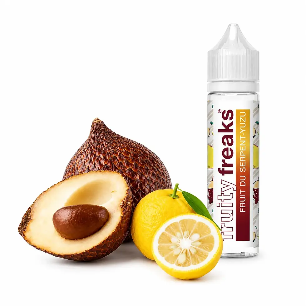 E-liquide Fruit du Serpent Yuzu 50ml posé sur une plage paradisiaque avec fruits frais et ambiance tropicale