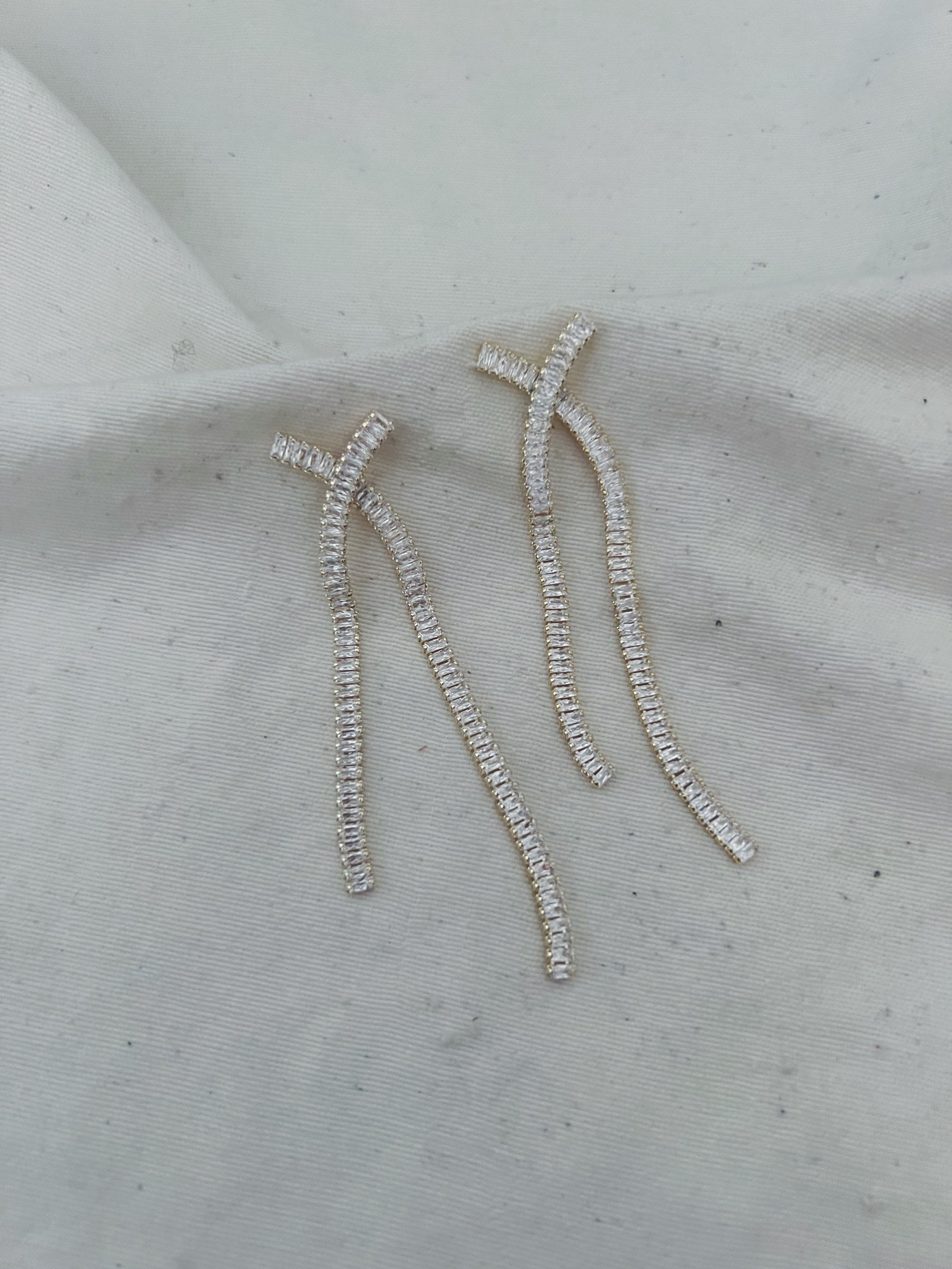 Pendientes cruzados diamantitos oro