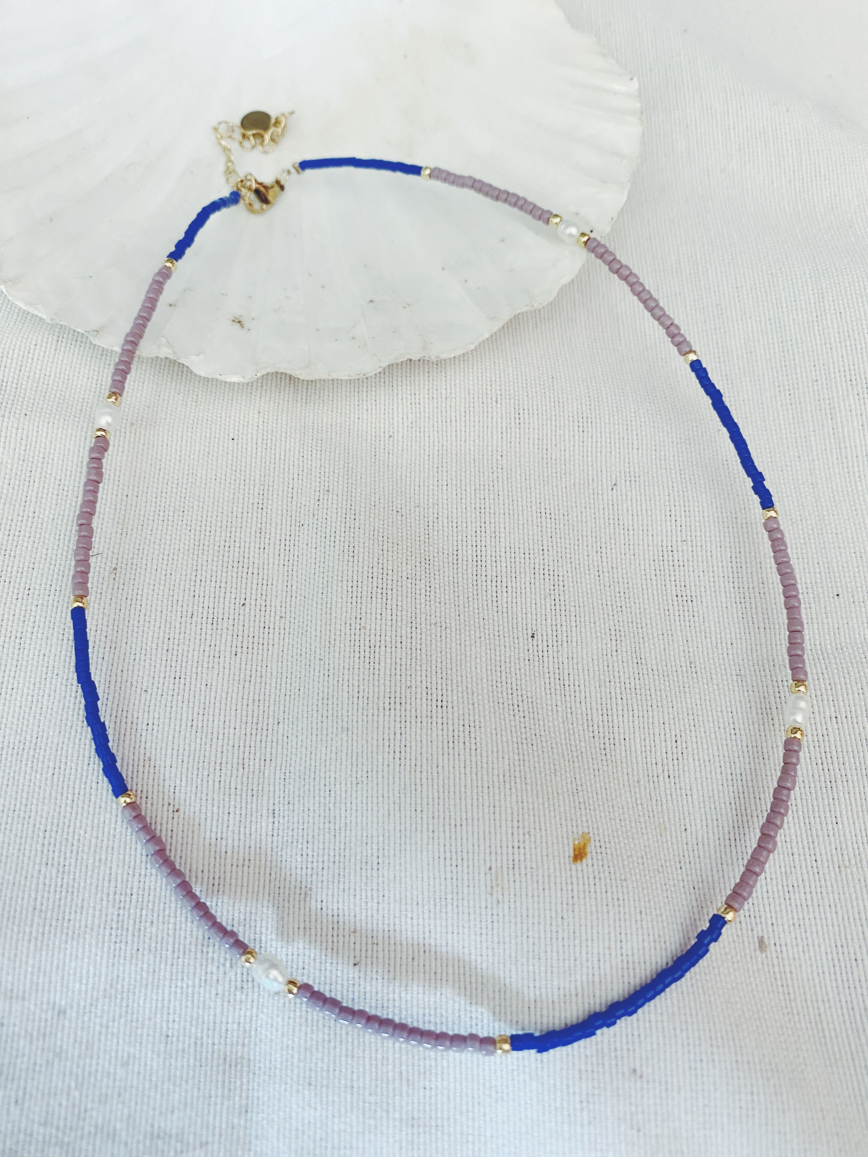 Bolitas y perlas azul y lila