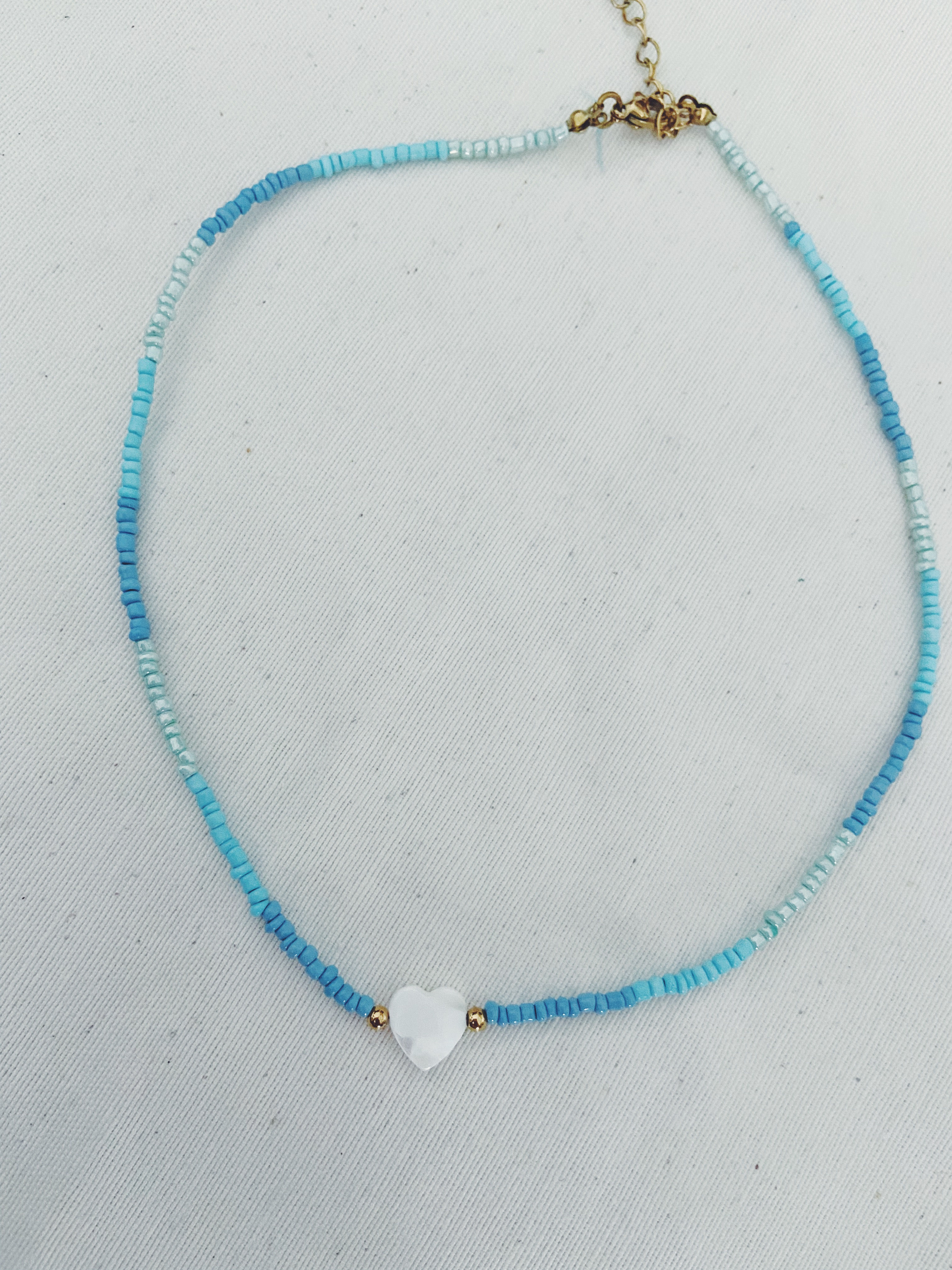 Collar bolitas azules corazón nácar