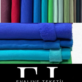 Üç İplik Şardonlu Penye Kumaş Lacivert; iki ipliğe oranla ve normal penye kumaşlara oranla oldukça kalın, esnek, yumuşak, dayanıklı ve sıcak tutma özelliğine sahip insanlar tarafından sıkça tercih edilen bir kumaş türüdür. Genel olarak sweat, kapüşonlu, eşofman takımı olarak rahatlıkla kullanılabilmaktadır. Üç İplik Penye Kumaş kendi içinde iki türe ayrılmaktadır;
Şardonlu Üç İplik Penye Kumaş : Şardonlu Üç İplik Penye Kumaş’ın iç kısmı şardonlanmış yani tüylendirme işlemi yapılarak pamuklu ve yumuşaksı bir yüzey oluşturulmuştur. Bu tarz penyeler puf yani oldukça kalın sıcak tutma özelliği olan özellikle kış aylarının vazgeçilmez unisex spor modasına uygun kumaş çeşididir.
Normal Üç İplik Penye Kumaş : Üç İplik Penye Kumaş’ın iç kısmı şardonlanmamıştır. Yani tüylendirme işlemi yapılmamış penye türüdür. İç yüzeyi düzdür. Bu tarz penyeler puf yani oldukça kalın sıcak tutma özelliği olan özellikle kış aylarının vazgeçilmez. Ayrıca unisex spor modasına uygun kumaş çeşididir.