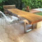 Mesa de jantar em madeira maciça com pés em inox, acompanhada de cadeiras transparentes