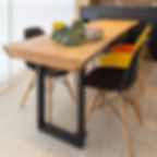 Mesa de jantar em madeira maciça com pés em aço carbono, acompanhada de cadeiras de multi coloridas