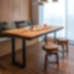 Mesa de jantar em madeira maciça com pés em aço carbono, acompanhada de banquetas