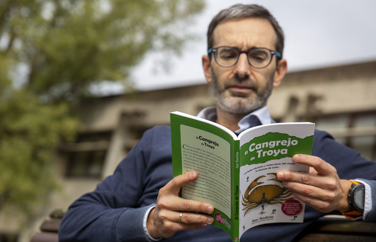 El profesor de la UPV/EHU Iker Badiola publica un libro para ayudar a comprender qué es el cáncer