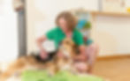 Christine von Kreß bei der Therapie mit Aka