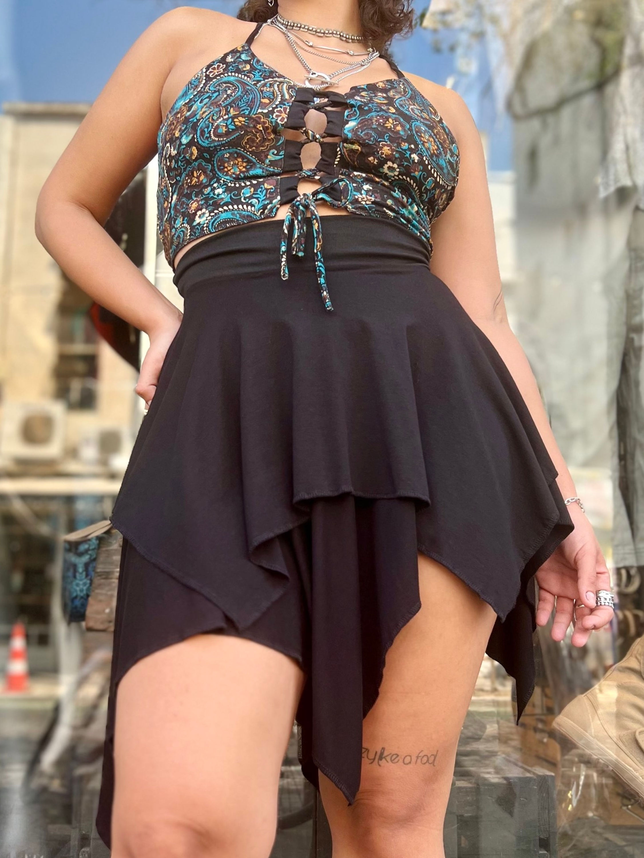 חצאית DARK FAIRY שחור - קטנה, שובבה, מלאה בתנועה.