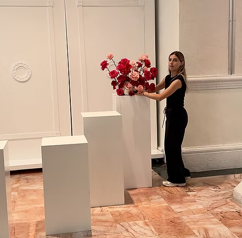 Florista trabajando en la entrada al Salón