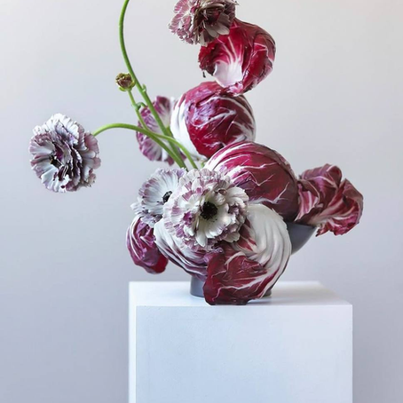 Decoración con col roja y flores