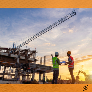 Engenheiro civil inspecionando obra para verificar padrões de qualidade e vícios construtivos.
