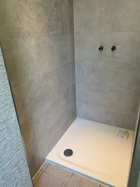 Exklusiver Duschbereich auf Mallorca mit großformatigen Design-Fliesen von Porcelanosa für ein modernes Badezimmer