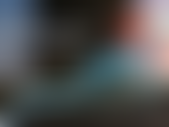 A imagem é um gráfico conceitual e editorial de ângulo ultra-amplo (fisheye), capturado ao anoitecer. Em primeiro plano, uma nítida e brilhante curva ascendente de linha de tendência (gráfico de linha) em tons de azul e branco atravessa a tela, com rótulos de dados visíveis como: "TAXA DE JUROS (SELIC)" e marcadores de porcentagem (5%, 8%, 10%, 12%) e anos (2021, 2022, 2023, 2024), mostrando um crescimento acentuado. Esta linha sobrepõe-se a uma fotografia desfocada (bokeh) da sede do Banco Central do Brasil em Brasília, reconhecida pela sua arquitetura moderna. O título "TENSÃO ENTRE CONTROLE INFLACIONÁRIO E POLÍTICA MONETÁRIA" está posicionado no canto superior esquerdo. Pequenos ícones sutis e tremidos abaixo do gráfico sugerem forças em conflito, como um símbolo de deflação e um gráfico de crescimento econômico. A iluminação é suave e cênica, com as luzes do edifício e do céu ao anoitecer criando um contraste dramático com os elementos gráficos nítidos.