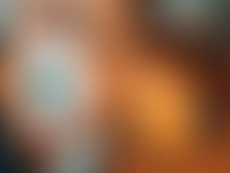 Uma imagem de estilo "flat lay" (vista de cima) sobre uma mesa de madeira rústica, simulando o kit de preparação de um executivo do agro. Na mesa: um chapéu de alta qualidade, um smartphone com um gráfico de radar meteorológico ou cotações de bolsa, um par de óculos escuros, um moleskine com uma caneta elegante, um crachá de feira agrícola e uma chave de caminhonete moderna. Ao lado, um tablet mostrando o mapa de um parque de exposições. A luz é suave, transmitindo uma sensação de organização e prontidão para o sucesso.