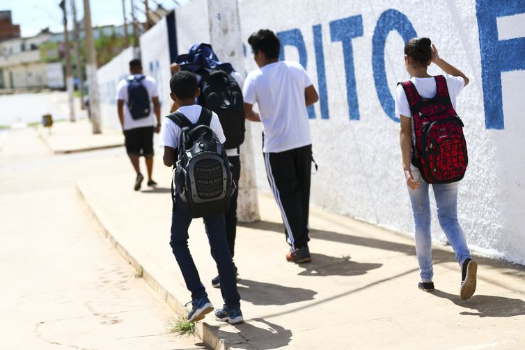 Alunos saindo de escola na Estrutural, no Distrito Federal