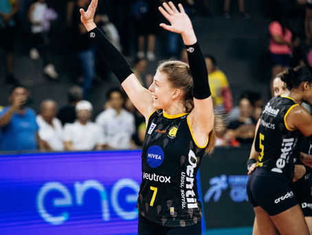 A ponteira russa Sofya Kuznetsova comemorando com vibrante energia com a camisa aurinegra do Praia Clube, sob os aplausos da torcida na Arena em Uberlândia.