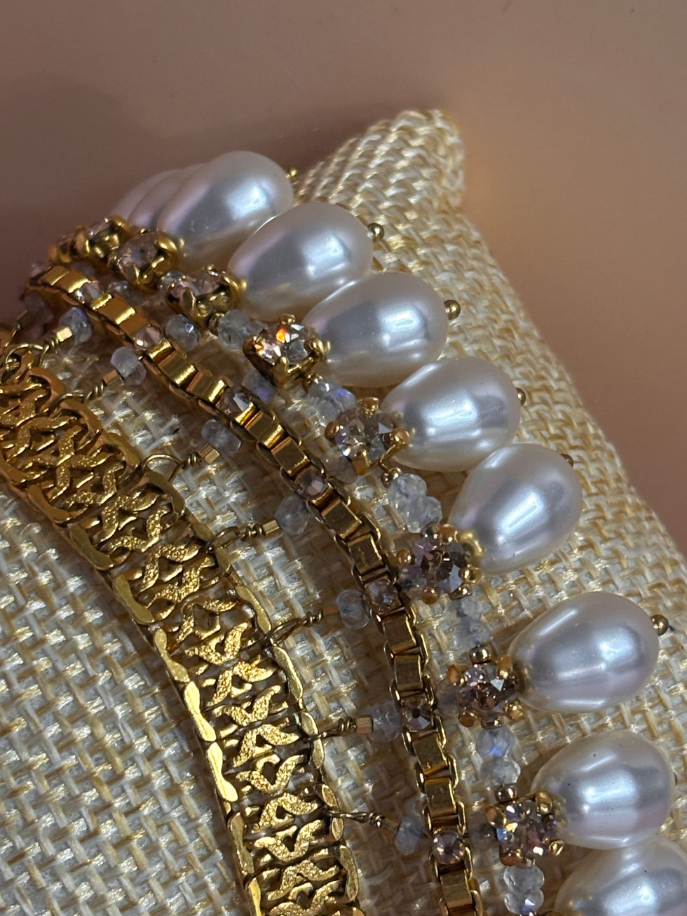 Satellite bracelet doré à l’or fin 14 carats – perles blanches nacrées