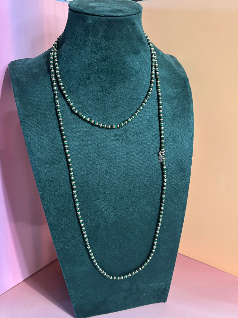 Collier sautoir Agatha mini perles argentées et vertes naturelles – 120 cm
