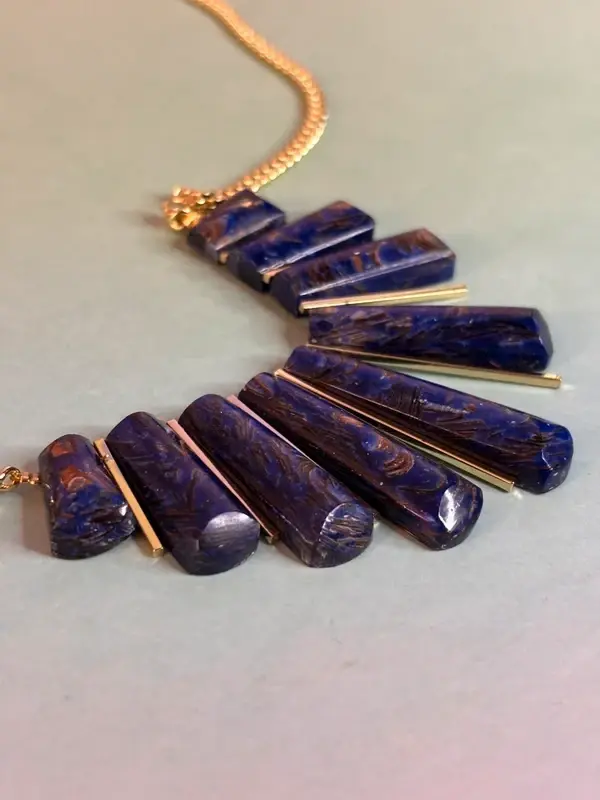 Collier plastron Agatha bleu roi – Tubes style lapis-lazuli et lamelles dorées