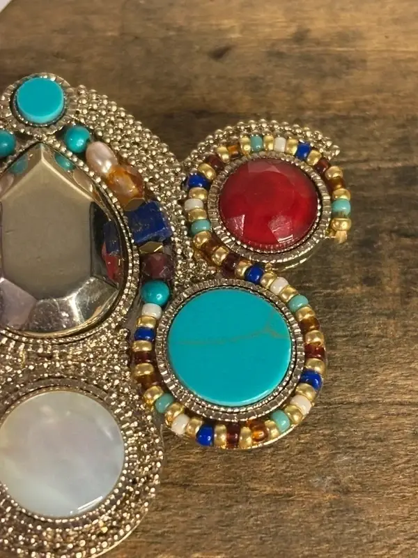 Broche Satellite dorée à l’or fin 14/18 carats – nacré vert bleu