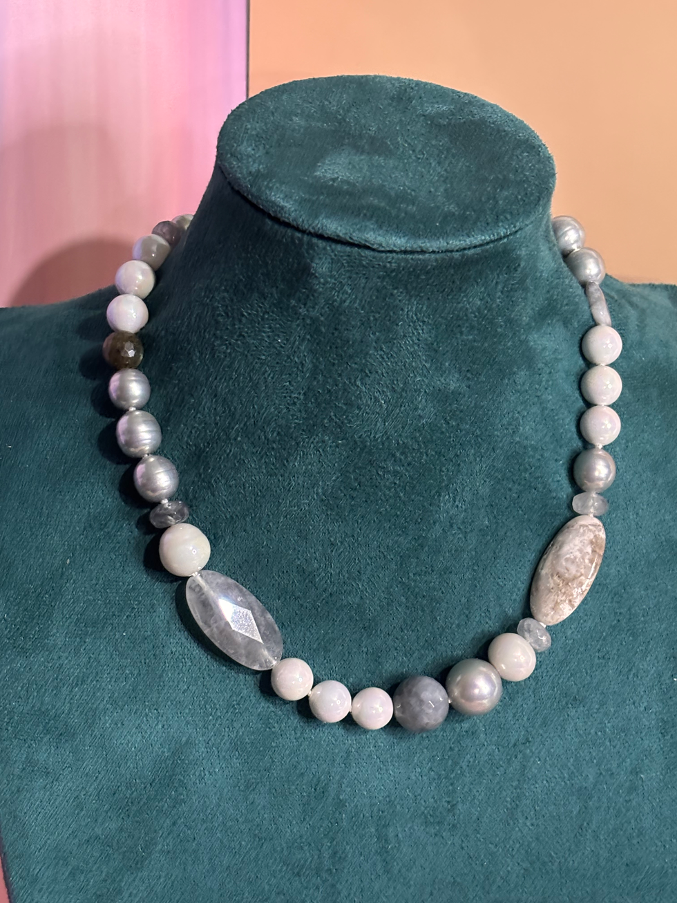 Collier Agatha perles blanches et grises – Bijou neuf