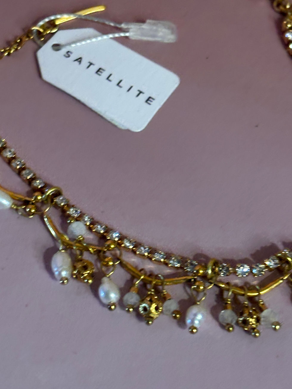 Satellite bracelet doré à l’or fin 14 carats – perles blanches nacrées