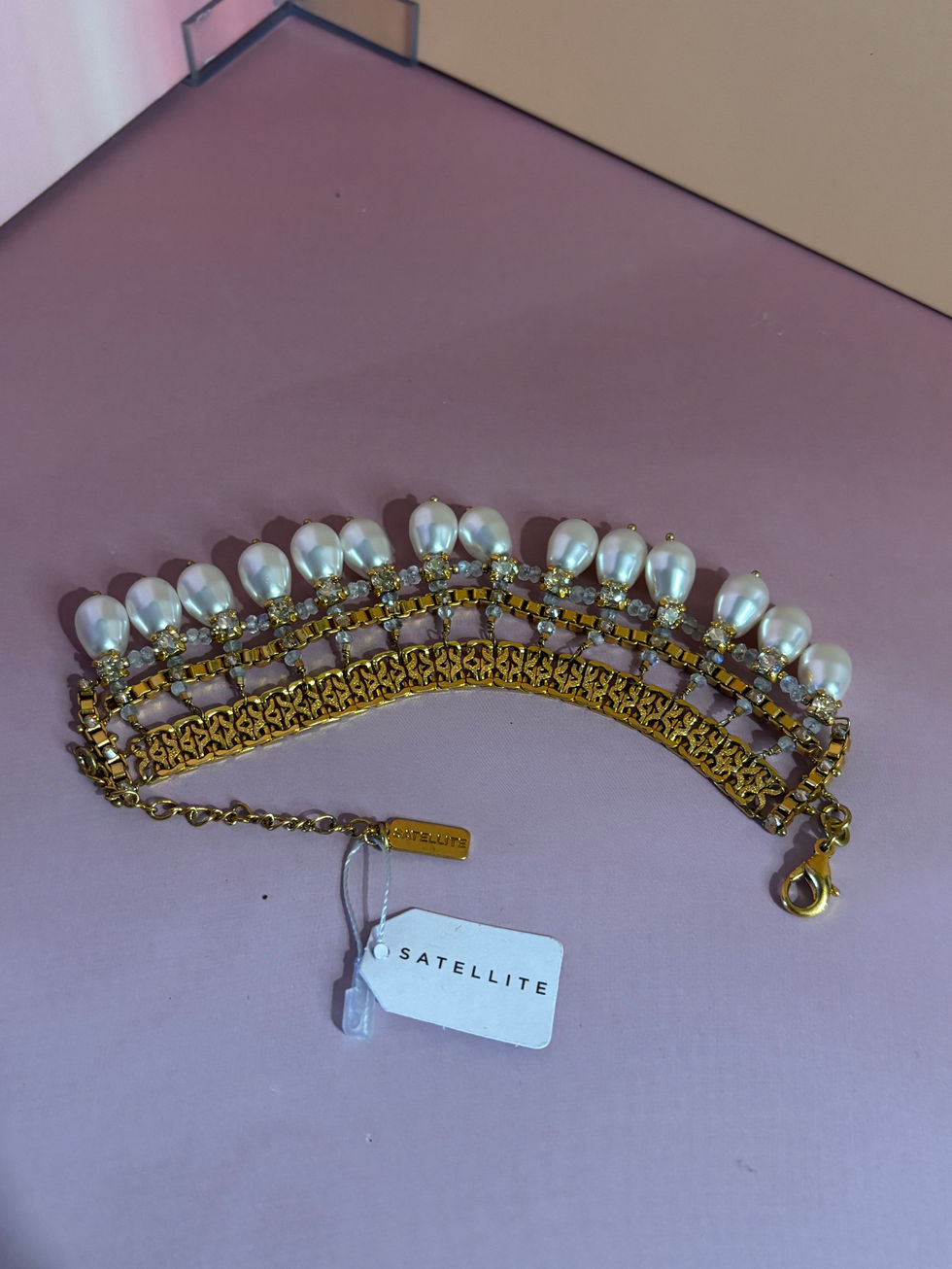 Satellite bracelet doré à l’or fin 14 carats – perles blanches nacrées