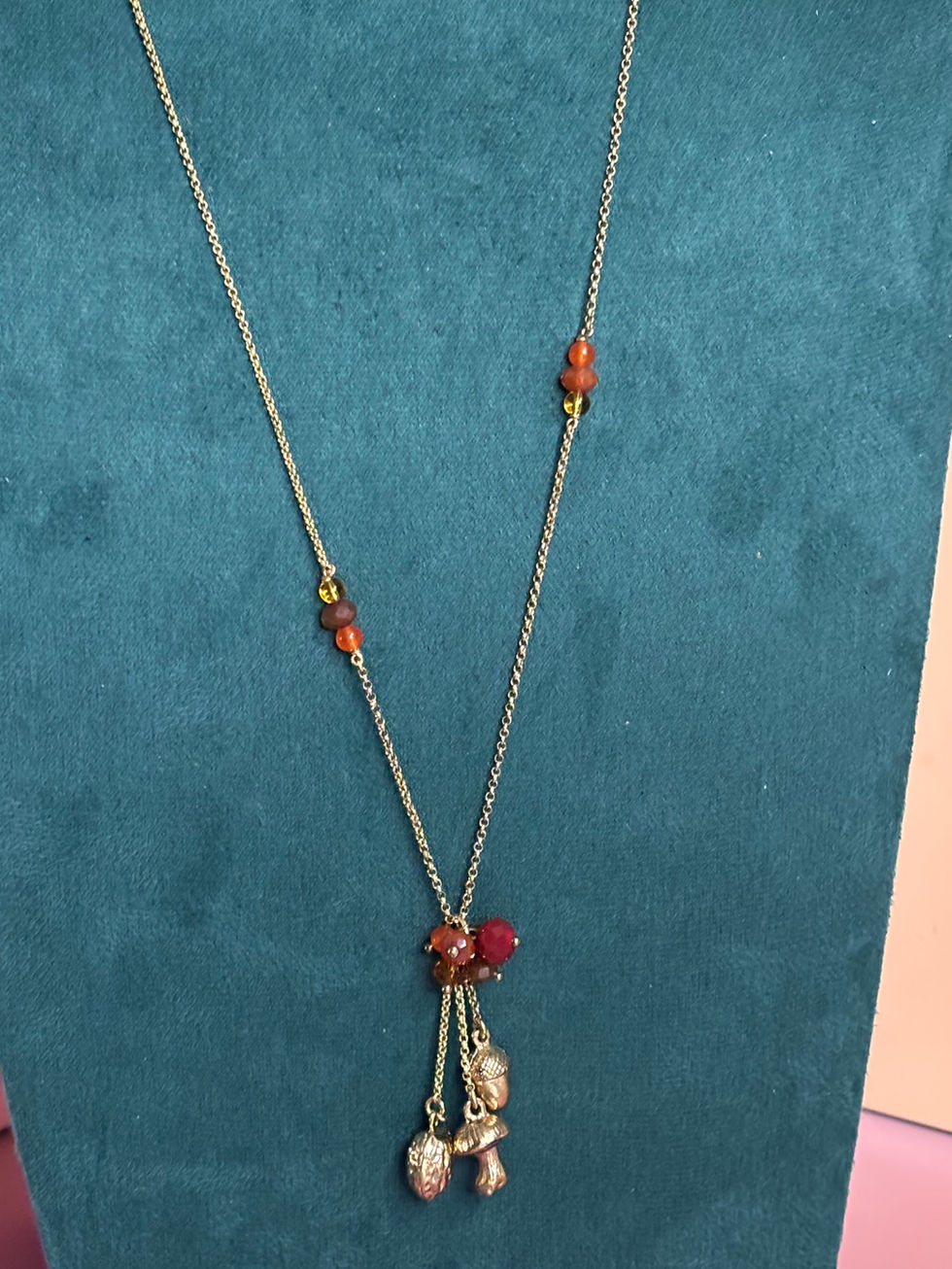 Collier sautoir Agatha doré – Perles rouge & orange, breloques