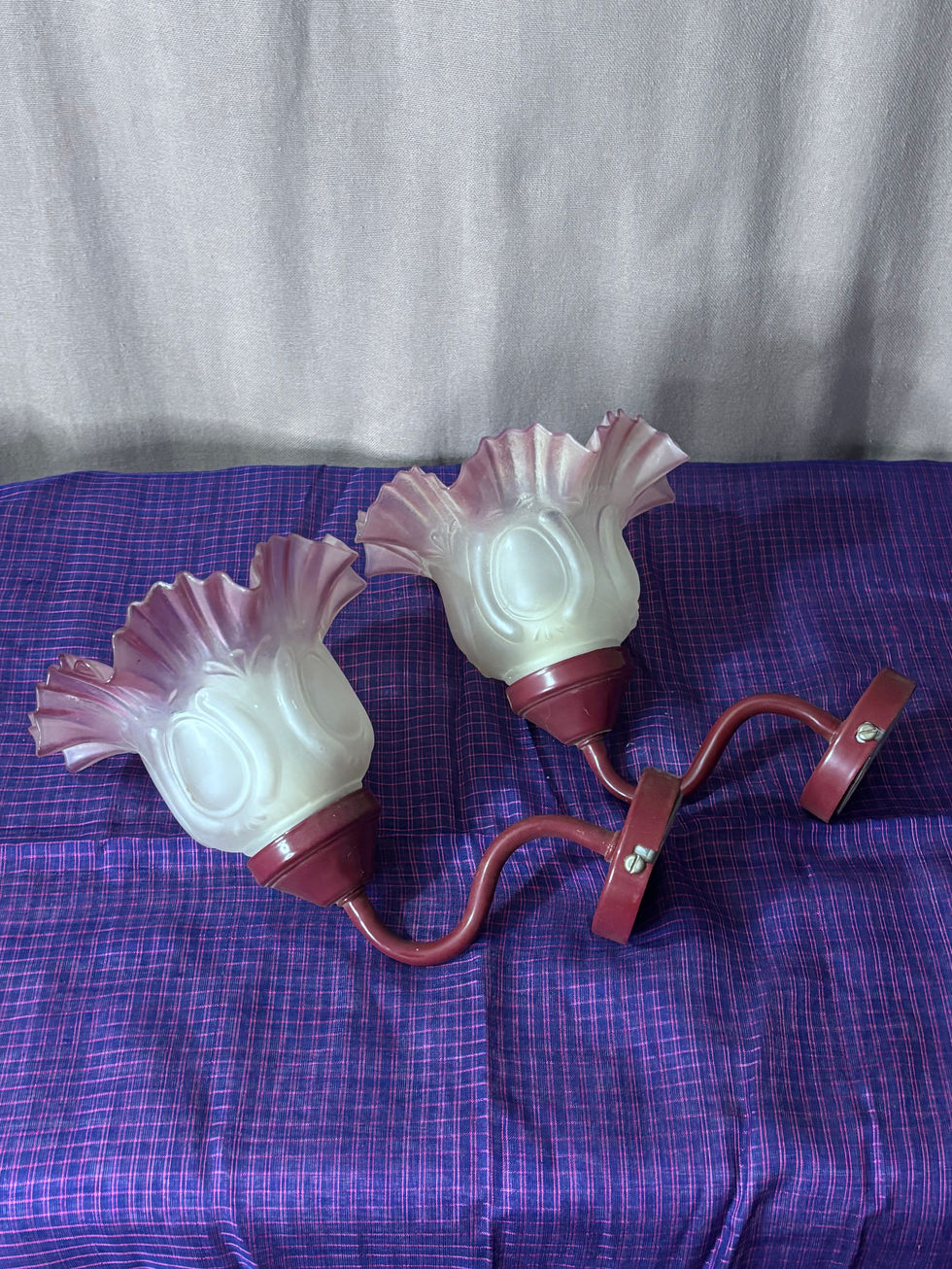 Paire d’appliques murales vintage tulipes en opaline bordeaux et rose années 80