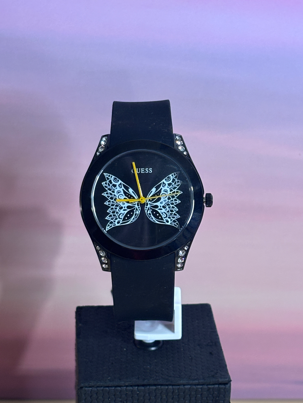 Montre femme Guess noire à strass papillon – aiguilles jaunes