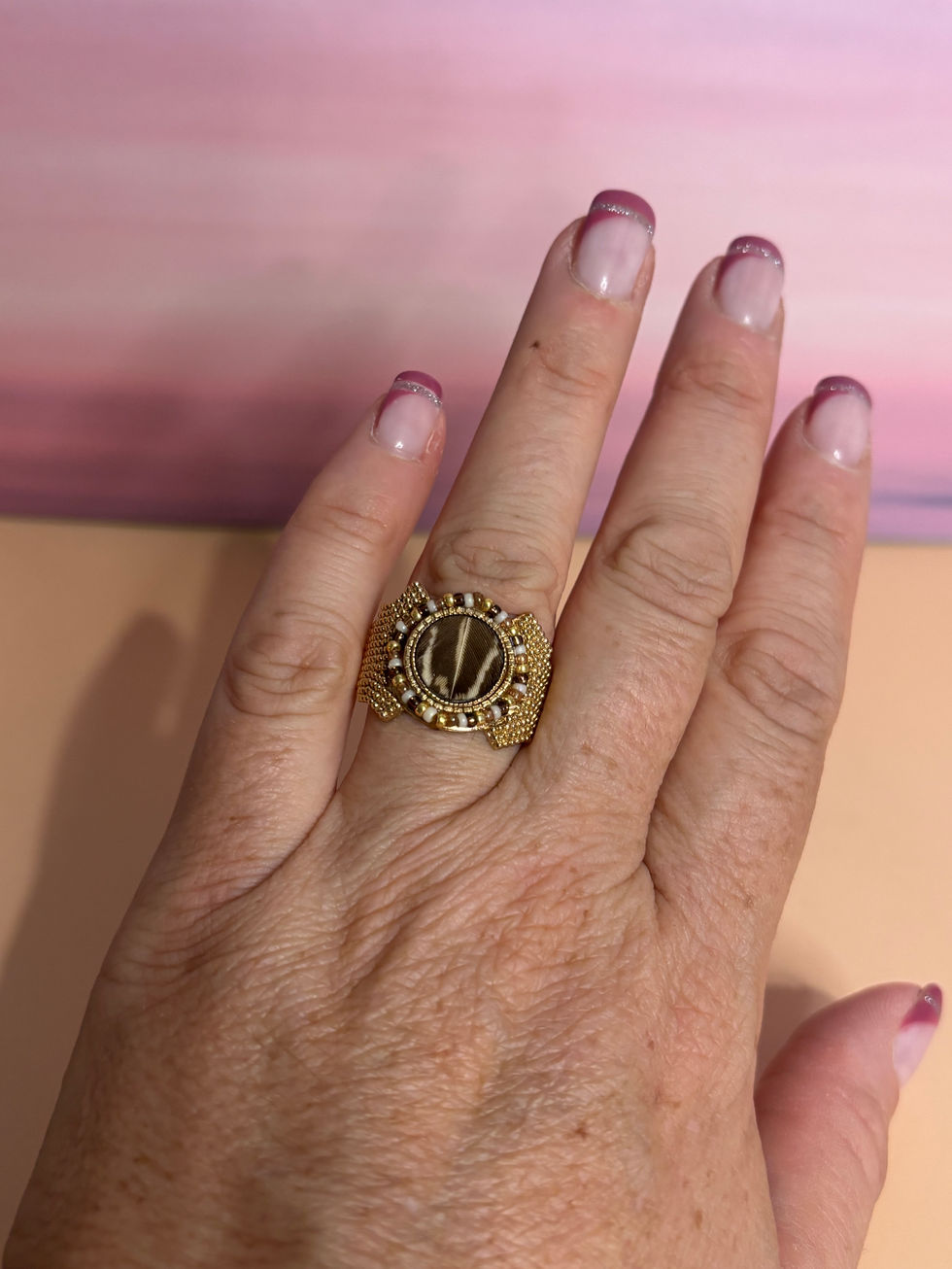 Bague Satellite ajustable dorée or fin 14 carats – Plumes marron & beige