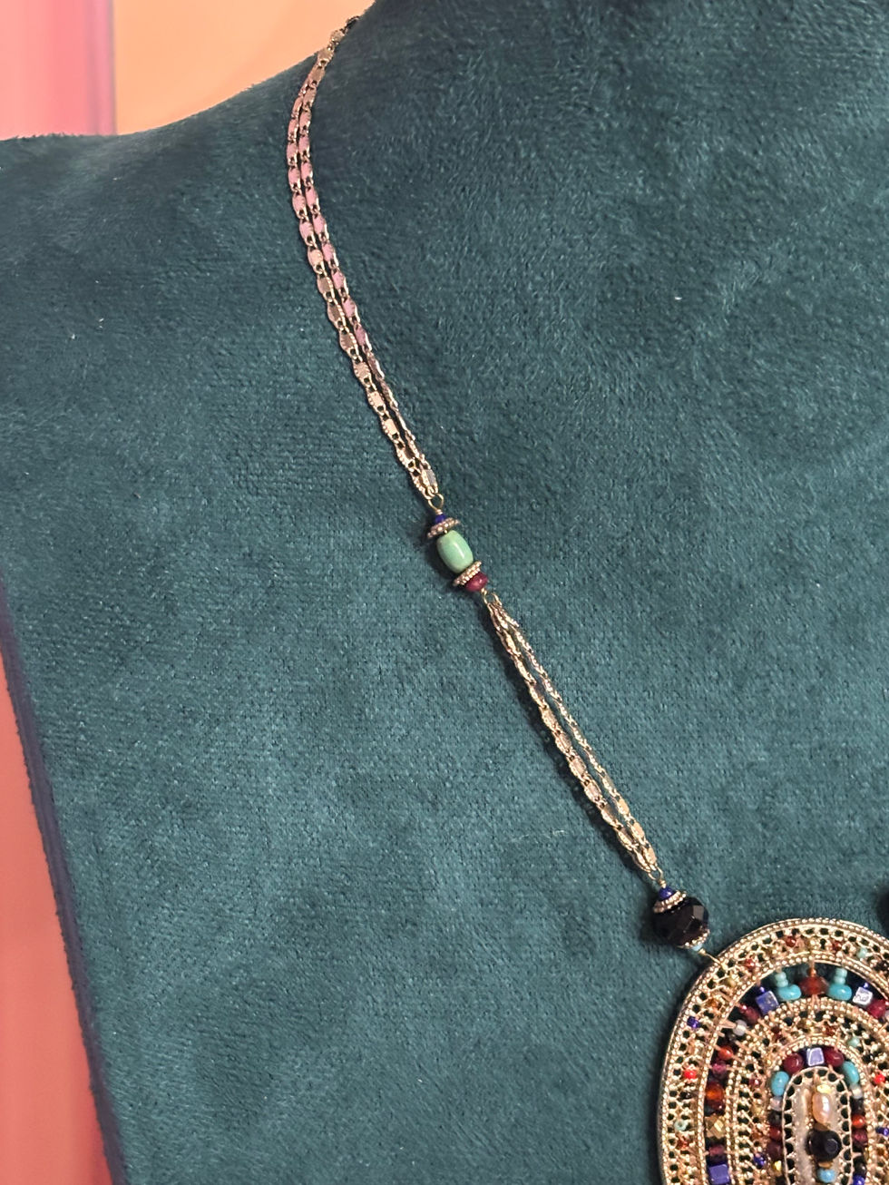 Satellite collier plastron doré à l’or fin 14 carats – jade vert rouge