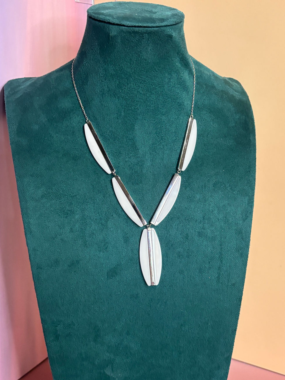 Collier Agatha Paris Clara argenté & céramique blanche – Neuf