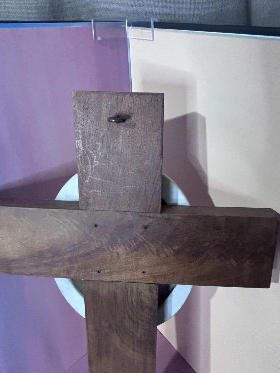 Ancien crucifix mural en bois et biscuit de porcelaine – 40 cm