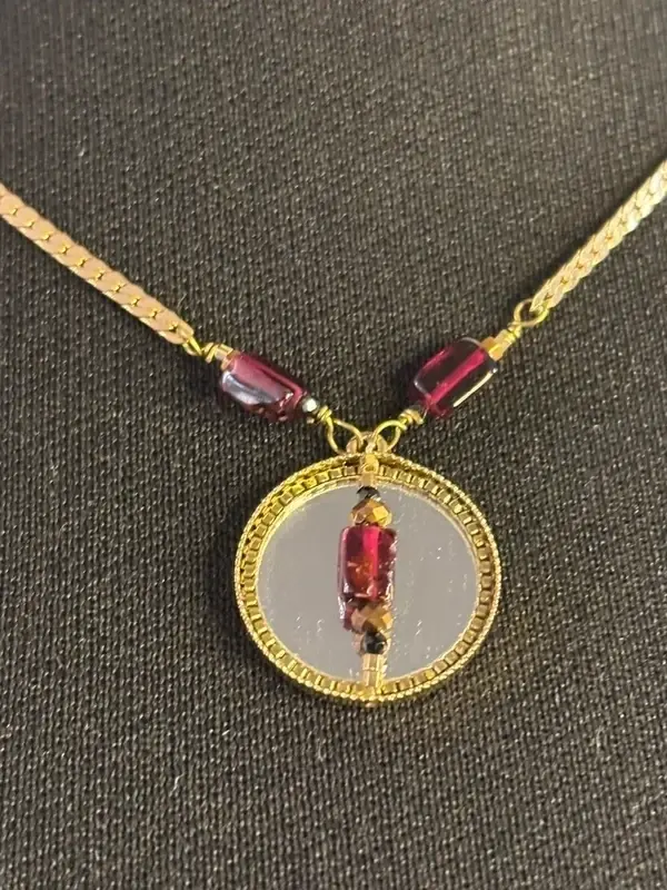 Collier Satellite doré plaqué or 14 carats – Miroir rouge grenat et cristaux