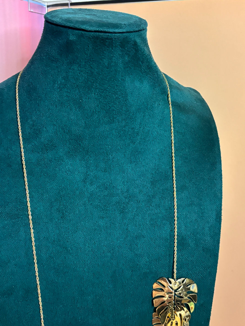 Collier sautoir Agatha doré 3 feuilles modèle Vicky 85,5 cm