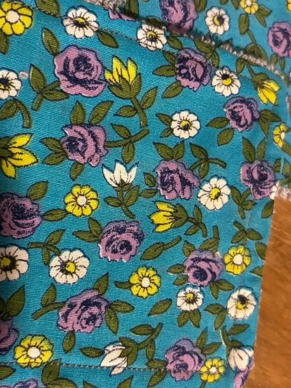 10 lingettes démaquillantes lavables – Éponge grise & tissu fleuri bleu violet