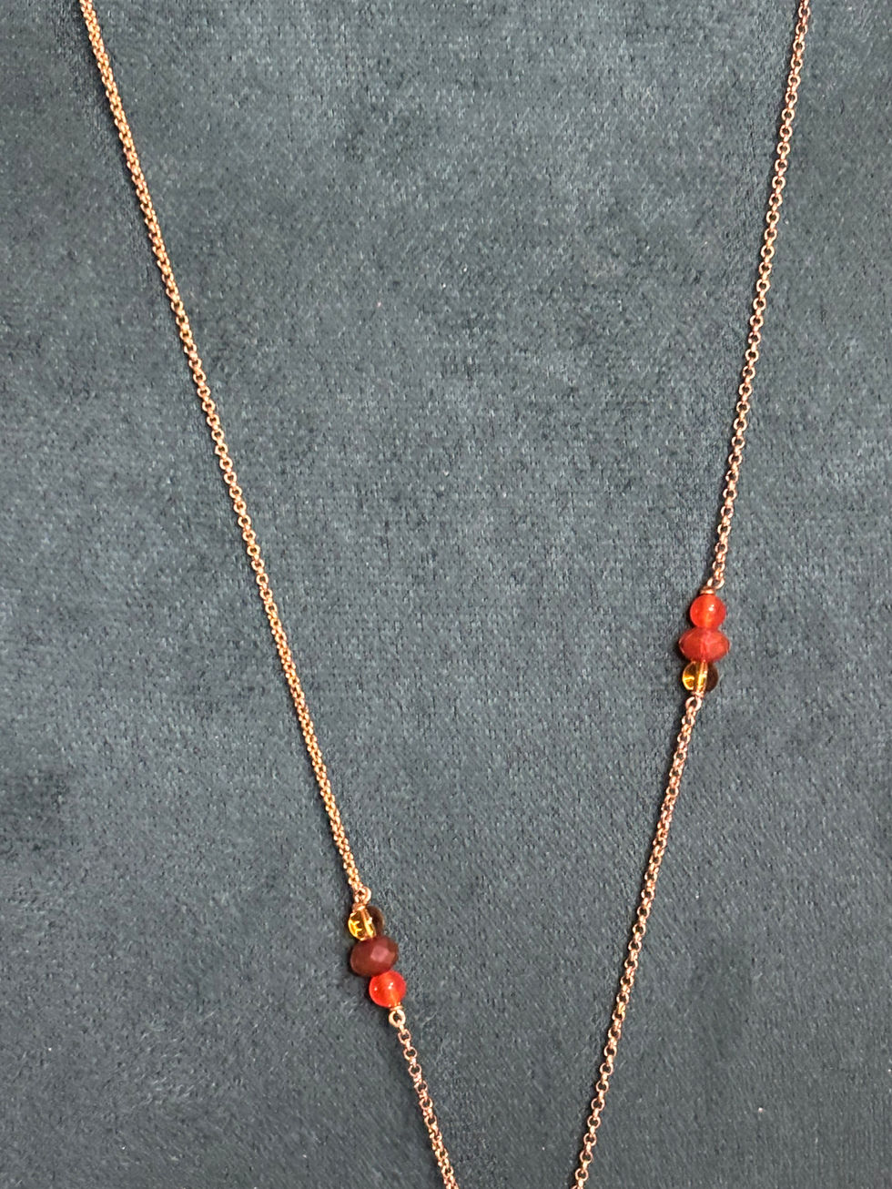 Collier sautoir Agatha doré – Perles rouge & orange, breloques