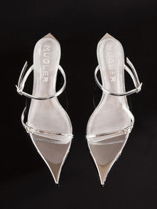 Mugler dévoile sa première collection de chaussures par Casey Cadwallader