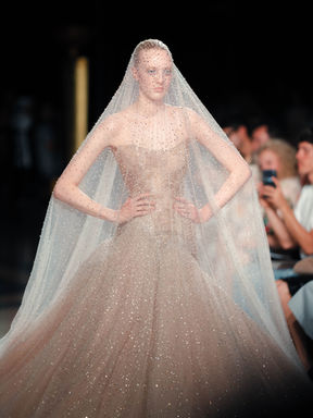 Elie Saab imagine un bal entre illusion et haute couture pour l'automne-hiver 2026-2027