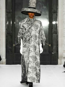 Juana Martín éblouit Paris avec son défilé « Pared de Cal »