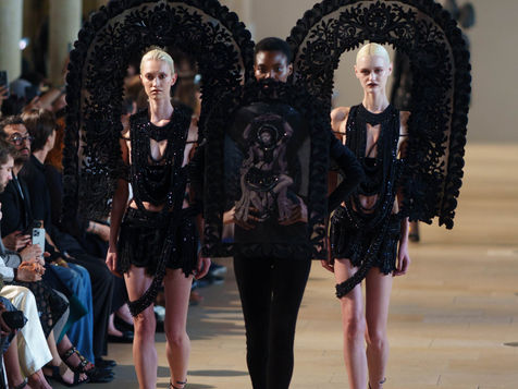 Rahul Mishra célèbre l’héritage indien avec « Divine Beauty » en Haute Couture automne 2026