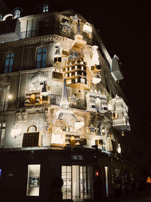 Dior illumine Noël au 30 Montaigne : Une féerie miniature en plein cœur de Paris