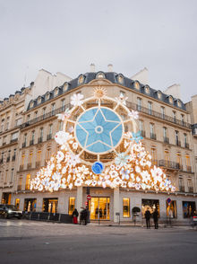 Noël 2025 : Dior illumine le 30 Montaigne d’un spectacle féerique