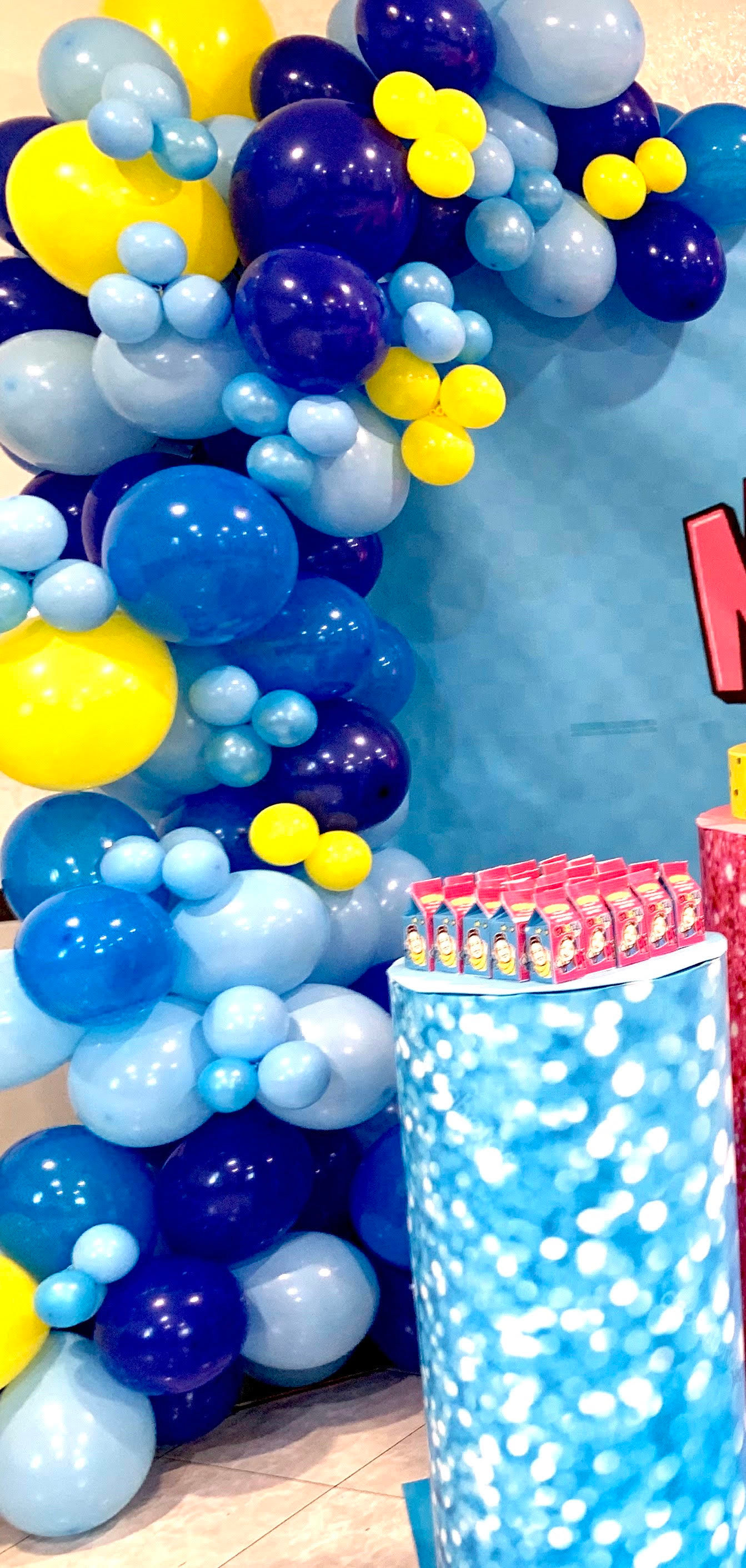 Arco scomposto di palloncini