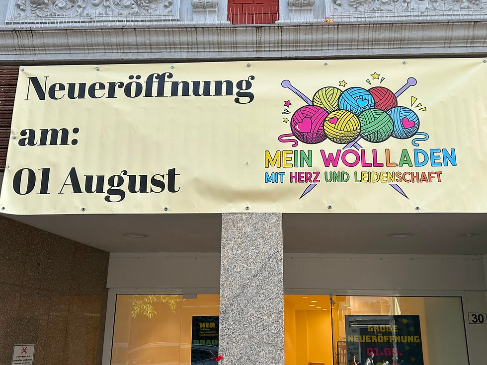 Neueröffnungsplakat über dem Eingang.jpg