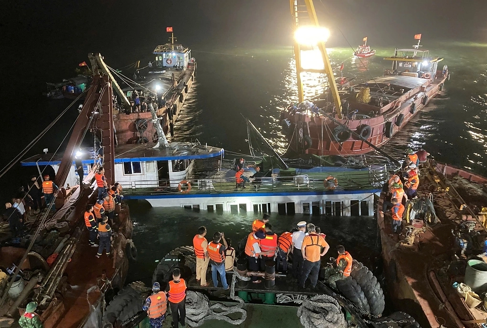 Navy soldiers, along with other forces, at the scene searching for the missing persons. Photo: Lê Tân
