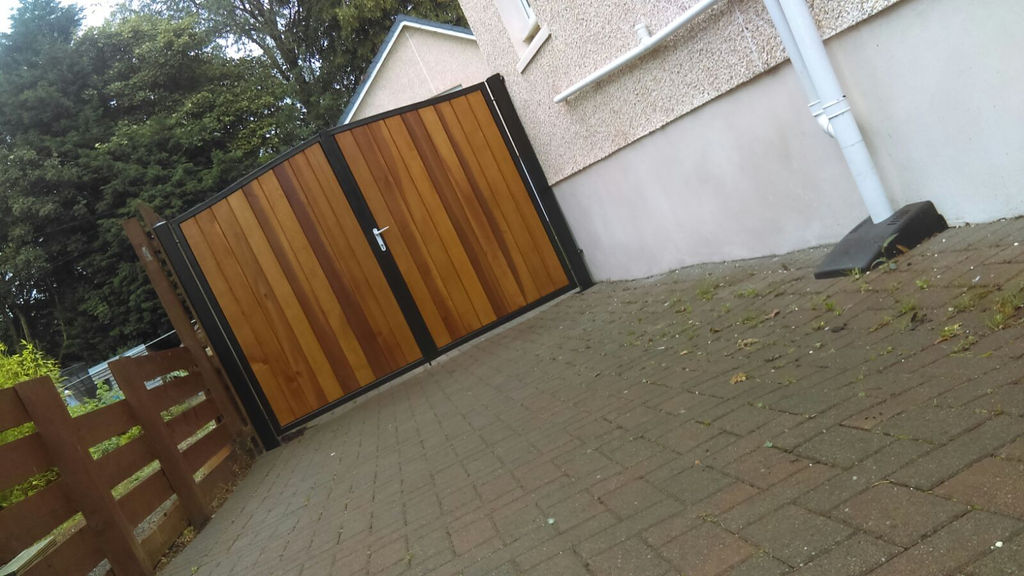 Metal framed timber side gate Scotland Edinburgh